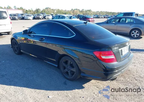 2012 Mercedes-Benz C 250 z USA, uszkodzony, nr VIN WDDGJ4HBXCF762414